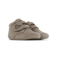 Stijlvol, comfortabel en veilig: de Shoesme baby-proof bootie in taupe. Speciaal ontworpen voor kindjes die hun eerste stapjes zetten. Met klittenband en anti-slipzool. In verschillende kleuren en maten. VanZus