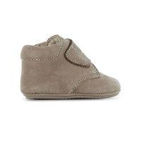 Stijlvol, comfortabel en veilig: de Shoesme baby-proof bootie in taupe. Speciaal ontworpen voor kindjes die hun eerste stapjes zetten. Met klittenband en anti-slipzool. In verschillende kleuren en maten. VanZus