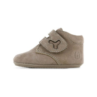 Stijlvol, comfortabel en veilig: de Shoesme baby-proof bootie in taupe. Speciaal ontworpen voor kindjes die hun eerste stapjes zetten. Met klittenband en anti-slipzool. In verschillende kleuren en maten. VanZus