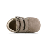 Stijlvol, comfortabel en veilig: de Shoesme baby-proof bootie in taupe. Speciaal ontworpen voor kindjes die hun eerste stapjes zetten. Met klittenband en anti-slipzool. In verschillende kleuren en maten. VanZus