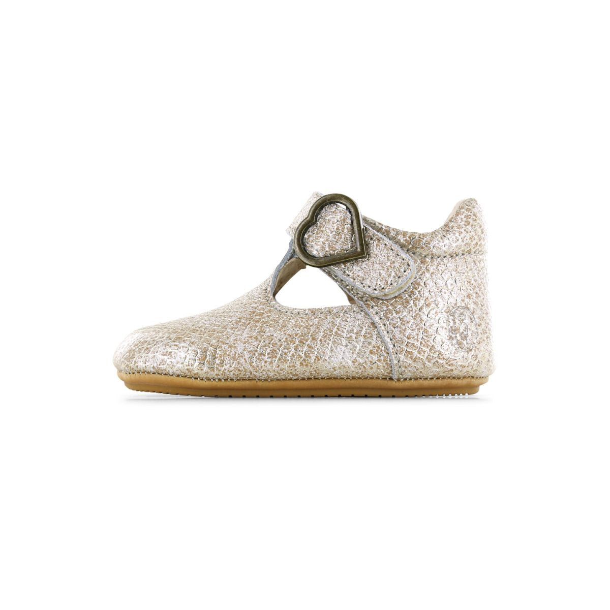 Schattige baby-proof gespschoentjes in gold snake van Shoesme. Gemaakt van leer, met een flexibele zool en mooi gespje. De ideale sandaal voor jouw mini met luxe uitstraling. In verschillende kleuren en maten. VanZus