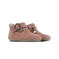 Schattige baby-proof gespschoentjes in old pink van Shoesme. Gemaakt van leer, met een flexibele zool en mooi gespje. De ideale sandaal voor jouw mini met luxe uitstraling. In verschillende kleuren en maten. VanZus