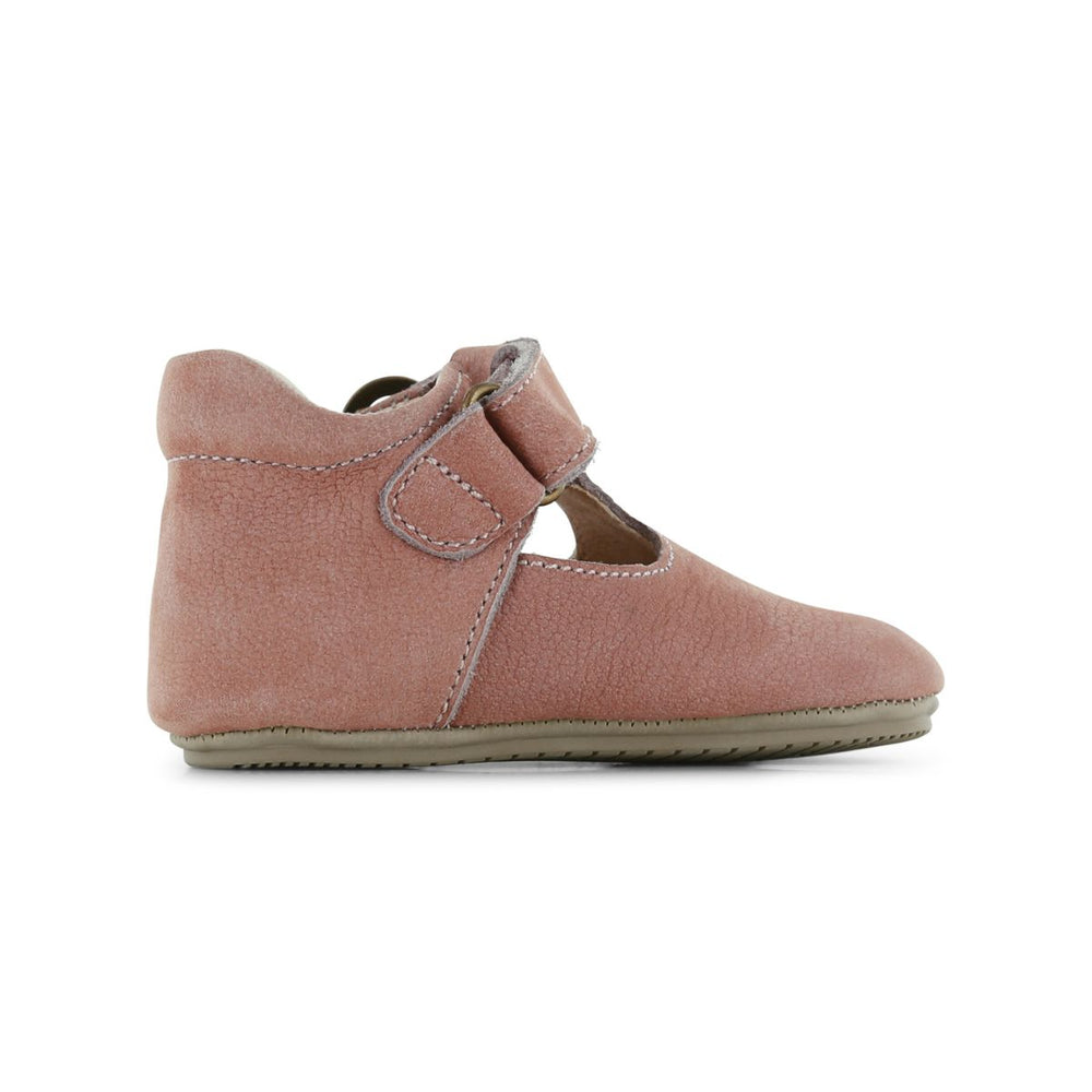 Schattige baby-proof gespschoentjes in old pink van Shoesme. Gemaakt van leer, met een flexibele zool en mooi gespje. De ideale sandaal voor jouw mini met luxe uitstraling. In verschillende kleuren en maten. VanZus