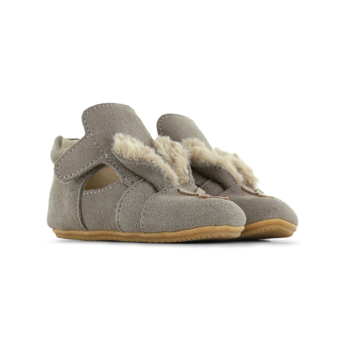 De Shoesme baby-proof open bootie taupe ondersteunt je kindje in de bijzondere fase van de eerste stapjes, kruipen en staan! De schoentjes hebben een  flexibele antislip zool en bieden de juiste ondersteuning. Deze schoentjes zijn speciaal gemaakt voor babyvoetjes en de weg naar de allereerste stapjes! 