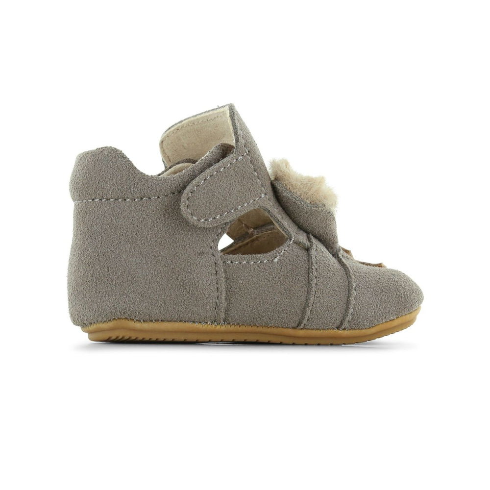 De Shoesme baby-proof open bootie taupe ondersteunt je kindje in de bijzondere fase van de eerste stapjes, kruipen en staan! De schoentjes hebben een  flexibele antislip zool en bieden de juiste ondersteuning. Deze schoentjes zijn speciaal gemaakt voor babyvoetjes en de weg naar de allereerste stapjes! 