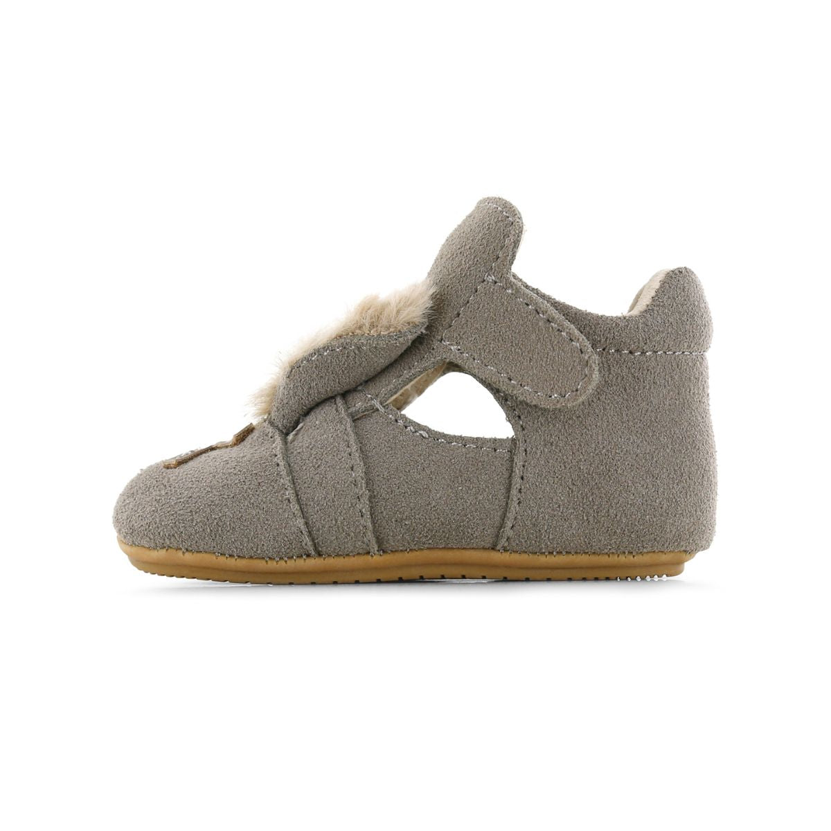 De Shoesme baby-proof open bootie taupe ondersteunt je kindje in de bijzondere fase van de eerste stapjes, kruipen en staan! De schoentjes hebben een  flexibele antislip zool en bieden de juiste ondersteuning. Deze schoentjes zijn speciaal gemaakt voor babyvoetjes en de weg naar de allereerste stapjes! 