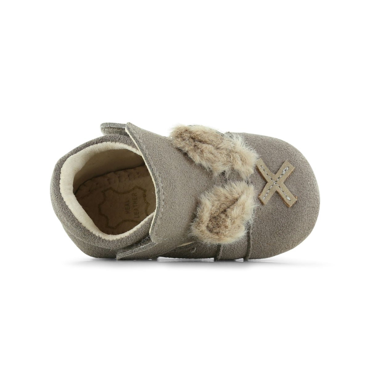 De Shoesme baby-proof open bootie taupe ondersteunt je kindje in de bijzondere fase van de eerste stapjes, kruipen en staan! De schoentjes hebben een  flexibele antislip zool en bieden de juiste ondersteuning. Deze schoentjes zijn speciaal gemaakt voor babyvoetjes en de weg naar de allereerste stapjes! 