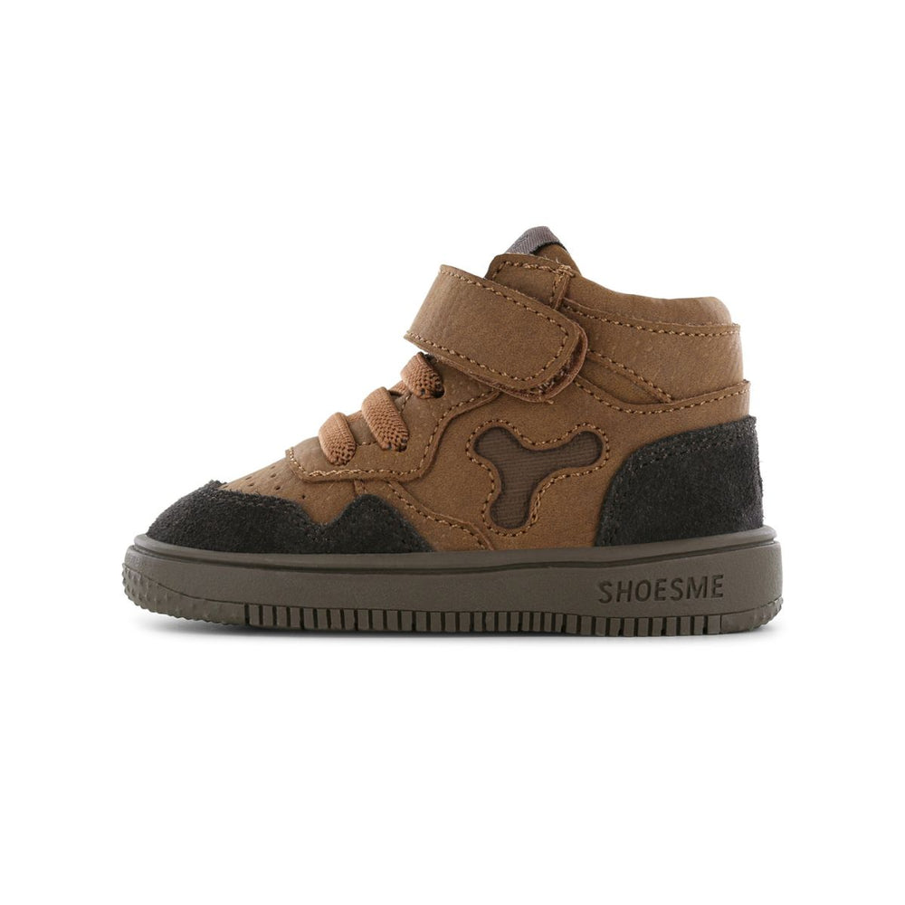 Baby-proof sneakers van Shoesme in brown kunnen altijd gedragen worden. Gemaakt van leer, met veters en anti-slipzool. In verschillende kleuren en maten. VanZus