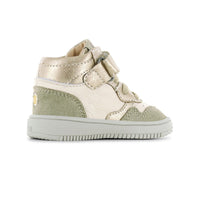 Baby-proof sneakers van Shoesme in gold beige kunnen altijd gedragen worden. Gemaakt van leer, met veters en anti-slipzool. In verschillende kleuren en maten. VanZus