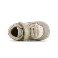 Baby-proof sneakers van Shoesme in gold beige kunnen altijd gedragen worden. Gemaakt van leer, met veters en anti-slipzool. In verschillende kleuren en maten. VanZus