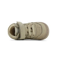 Perfect voor elk seizoen: de baby-proof sneakers in taupe van het merk Shoesme. Gemaakt van leer, met veters en anti-slipzool. In verschillende kleuren en maten. VanZus