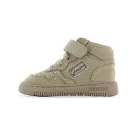 Perfect voor elk seizoen: de baby-proof sneakers in taupe van het merk Shoesme. Gemaakt van leer, met veters en anti-slipzool. In verschillende kleuren en maten. VanZus