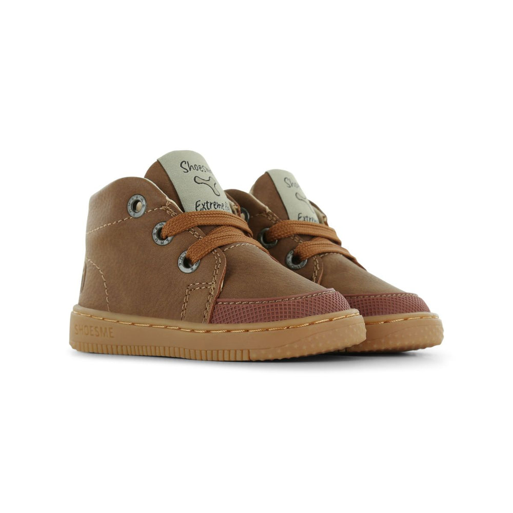 Baby-proof veterschoenen in brown van Shoesme zijn geschikt voor elk seizoen en outfit! Gemaakt van leer, met veters en anti-slipzool. In verschillende kleuren en maten. VanZus