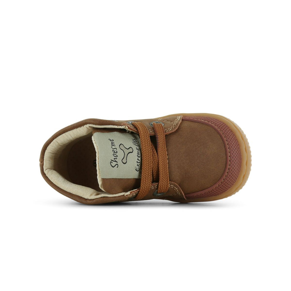 Baby-proof veterschoenen in brown van Shoesme zijn geschikt voor elk seizoen en outfit! Gemaakt van leer, met veters en anti-slipzool. In verschillende kleuren en maten. VanZus