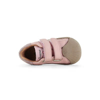 Kruipen en lopen doe je natuurlijk met de baby schoentjes stootneus in pink van Shoesme. De sneakers beschermen de voetjes van je kleintje tijdens ontdekkingstochten. In verschillende kleuren en maten. VanZus