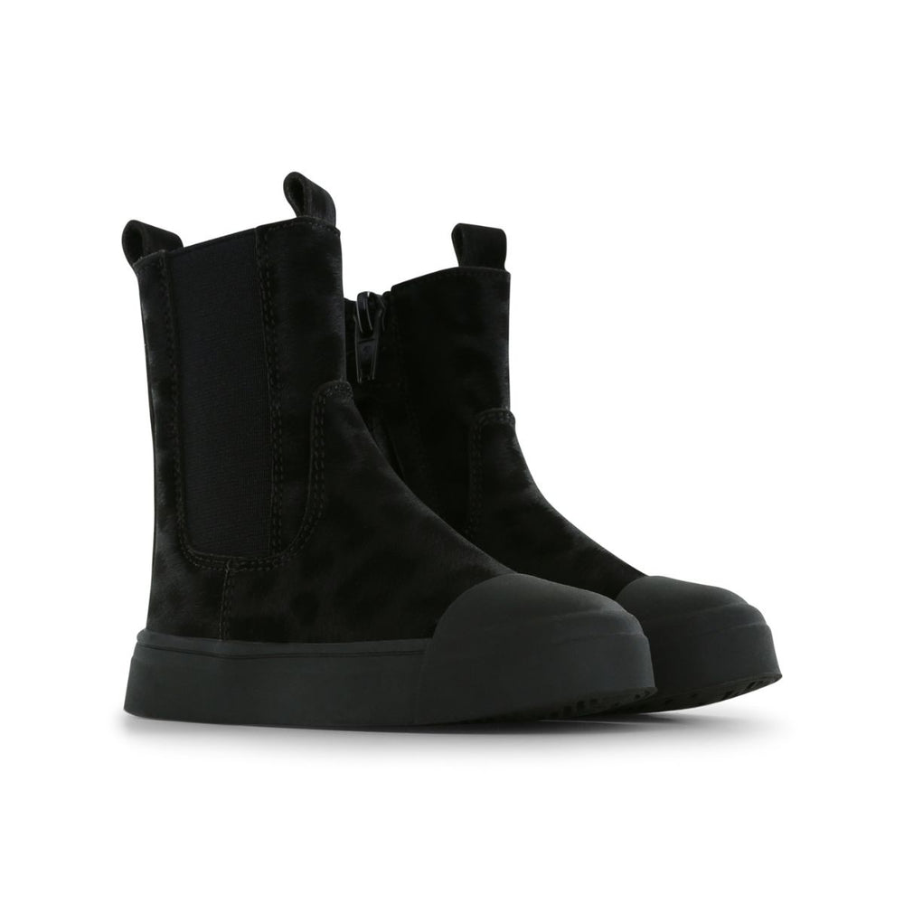 De chelsea boots in de variant black panter van Shoesme zijn een musthave! Hippe laarzen met subtiele panterprint, zijn comfortabel en hebben een handig bumperneus dus kidsproof. Gemaakt van leer. VanZus