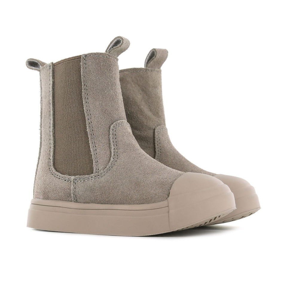 De chelsea boots in de variant black panter van Shoesme zijn een musthave! Hippe laarzen met subtiele panterprint, zijn comfortabel en hebben een handig bumperneus dus kidsproof. Gemaakt van leer. VanZus