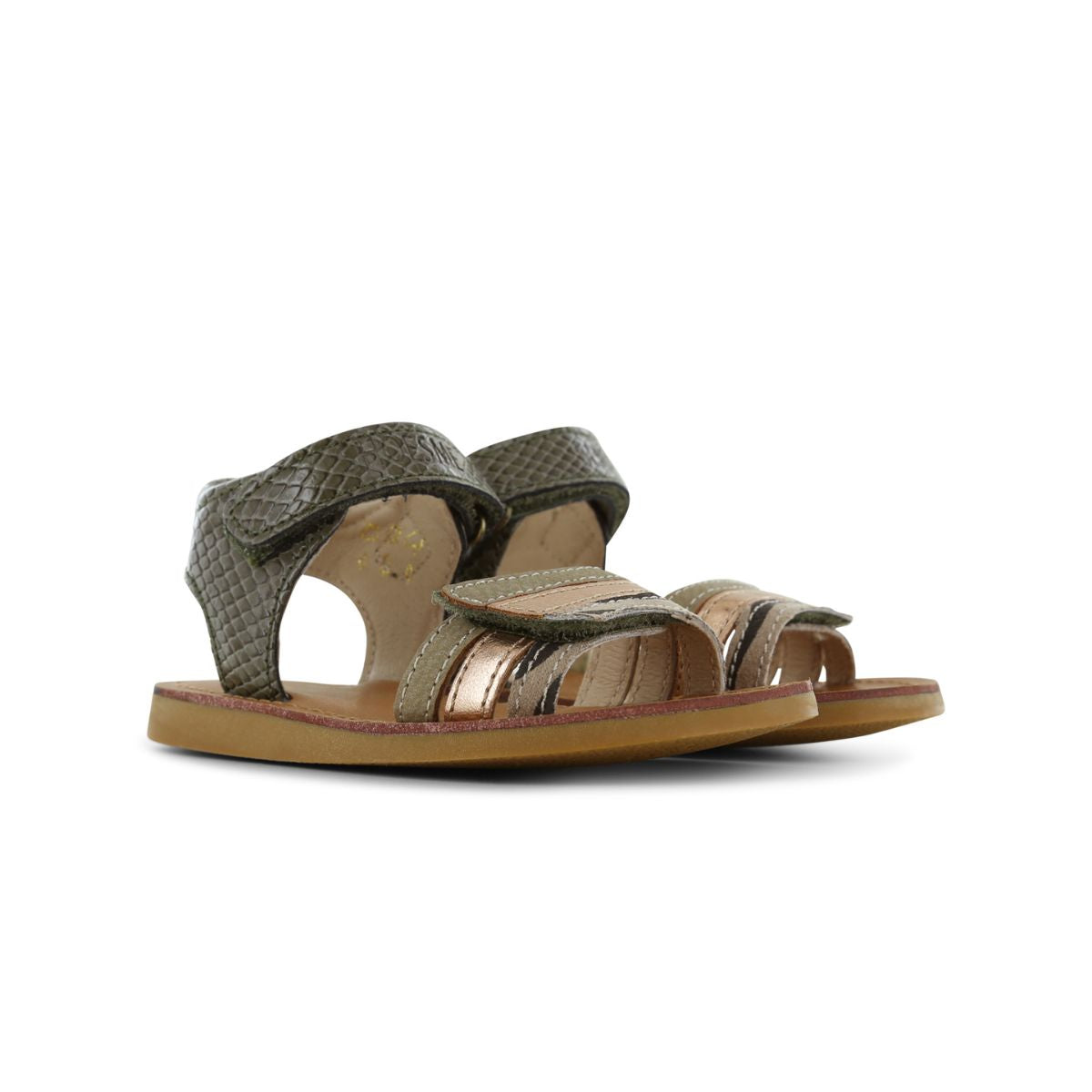 De Shoesme classic sandaal green is de perfecte sandaal voor jouw kleintje. Deze comfortabele sandalen zijn heerlijk om te dragen op een warme zomerdag. De leuke looks van de sandalen maken het helemaal af. VanZus.