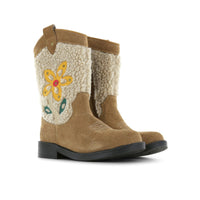 De cowboylaarzen brown flower van Shoesme zijn een blikvanger! Hippe leren laarzen met prachtig teddy en bloemendesign, met klein hakje. Comfortabel, stijlvol en hip. VanZus