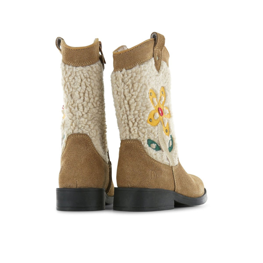 De cowboylaarzen brown flower van Shoesme zijn een blikvanger! Hippe leren laarzen met prachtig teddy en bloemendesign, met klein hakje. Comfortabel, stijlvol en hip. VanZus