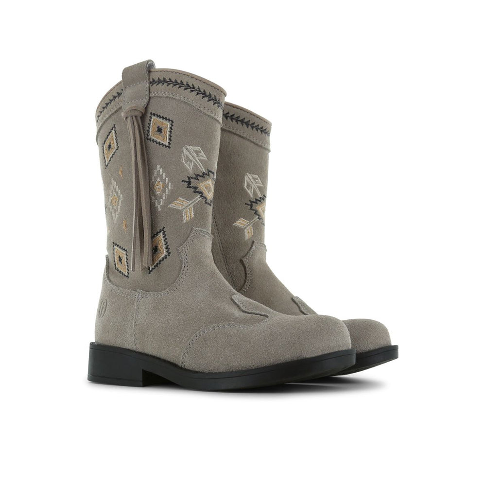 De cowboylaarzen taupe van Shoesme zijn een blikvanger! Hippe leren laarzen met prachtige details en een klein hakje. Comfortabel, stijlvol en hip. VanZus