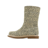 Shoesme's crepe laarzen zijn een musthave! De boots dark beige dots zijn tijdloos, gemaakt van leer, eenvoudig aan en uit te trekken. In verschillende kleuren en maten. VanZus