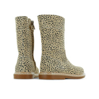 Shoesme's crepe laarzen zijn een musthave! De boots dark beige dots zijn tijdloos, gemaakt van leer, eenvoudig aan en uit te trekken. In verschillende kleuren en maten. VanZus