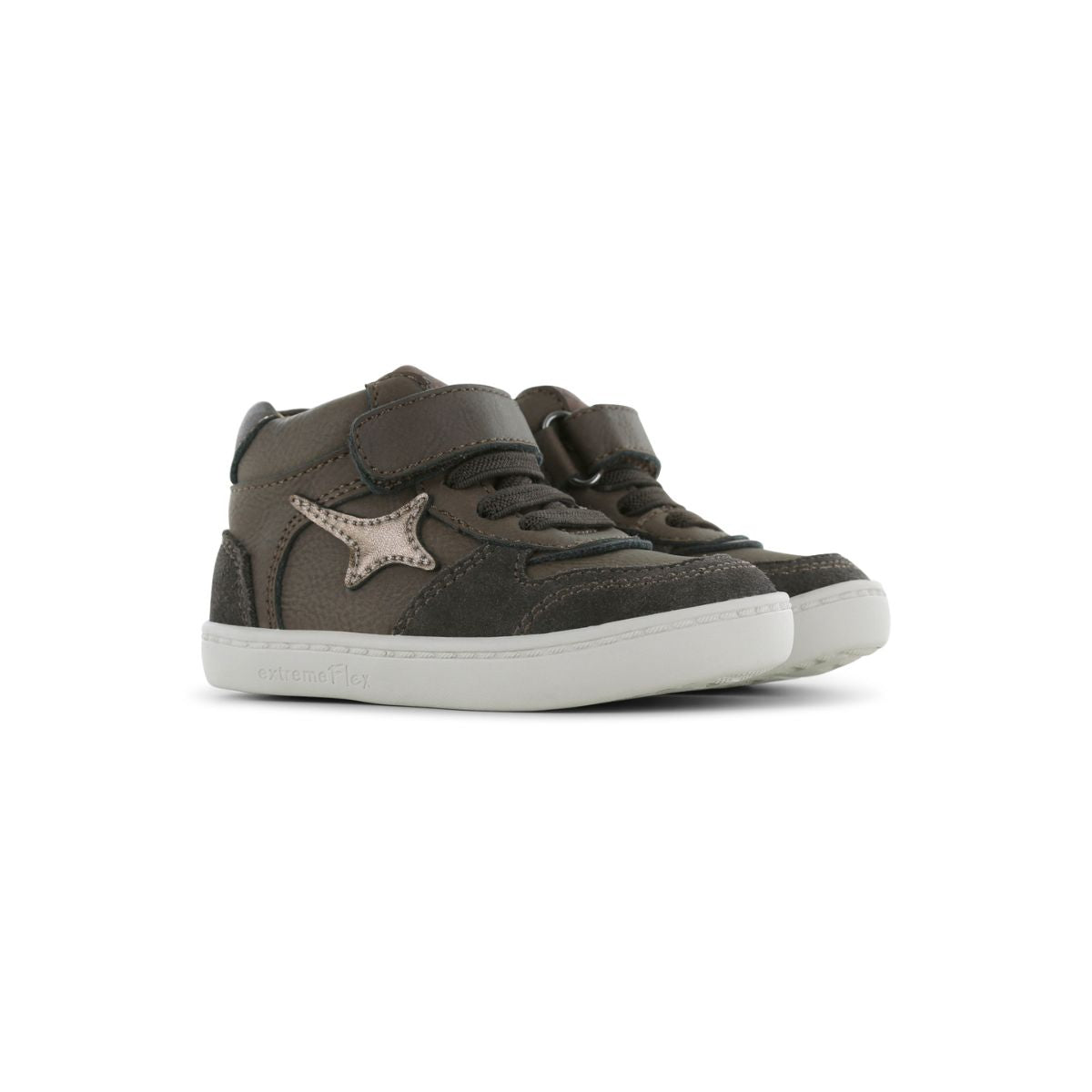 De extreme flex sneakers van Shoesme geven de perfecte balans tussen flexibiliteit, comfort en stijl. In de kleur dark brown, met anti-slip zool en ademende voering. VanZus