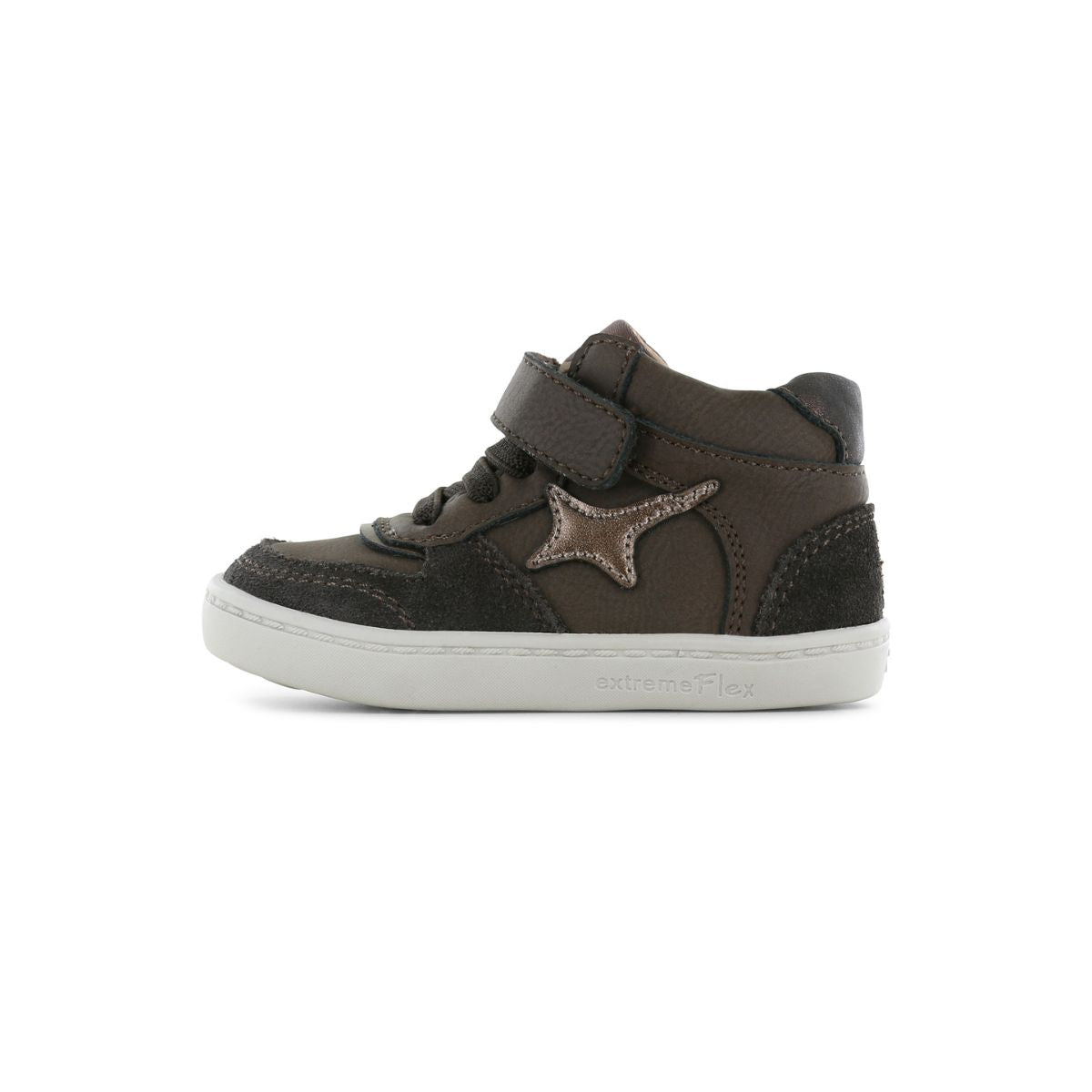 De extreme flex sneakers van Shoesme geven de perfecte balans tussen flexibiliteit, comfort en stijl. In de kleur dark brown, met anti-slip zool en ademende voering. VanZus