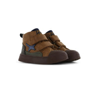 Maak de outfit van je kindje compleet met de hoge sneakers van Shoesme in de kleur cognac. Perfect om te combineren, gemaakt van leer, met veters en een rits, met een zachte teddy voering. In maten 22 t/m 30. VanZus