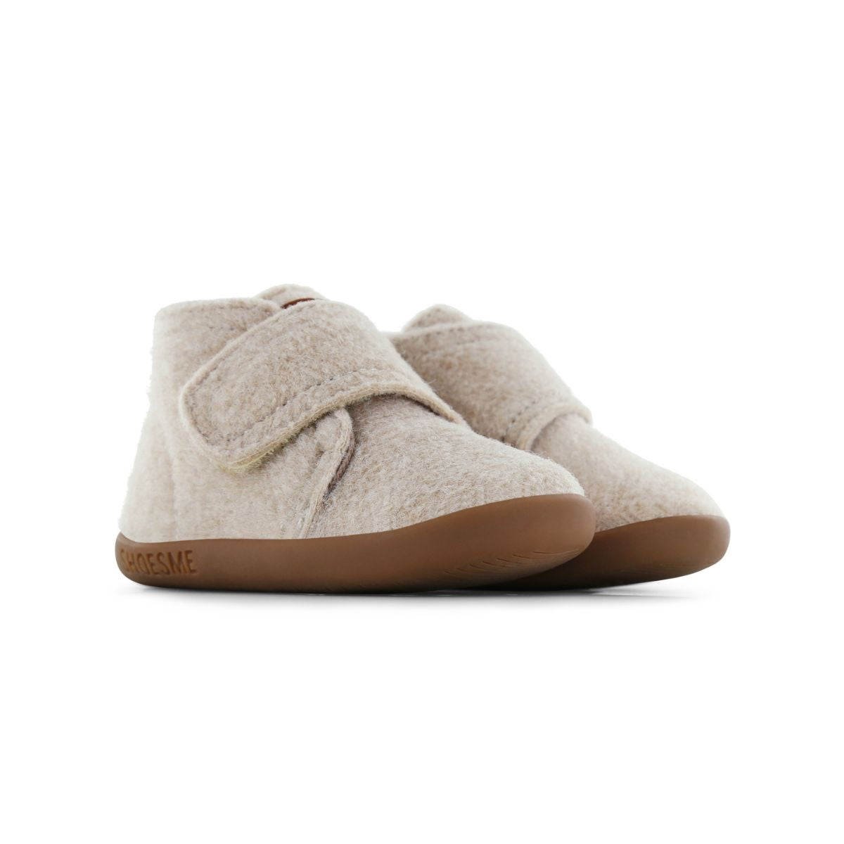 Met de Shoesme house shoe in de kleur beige scoor je een heerlijke pantoffel met klittenband voor je kind. De pantoffels hebben een flexibele anti-slip zool en zijn gemaakt van wolvilt. Door de anti-slip zolen en de flexibiliteit zijn de pantoffels ook geschikt voor kinderen die de eerste stapjes zetten. VanZus