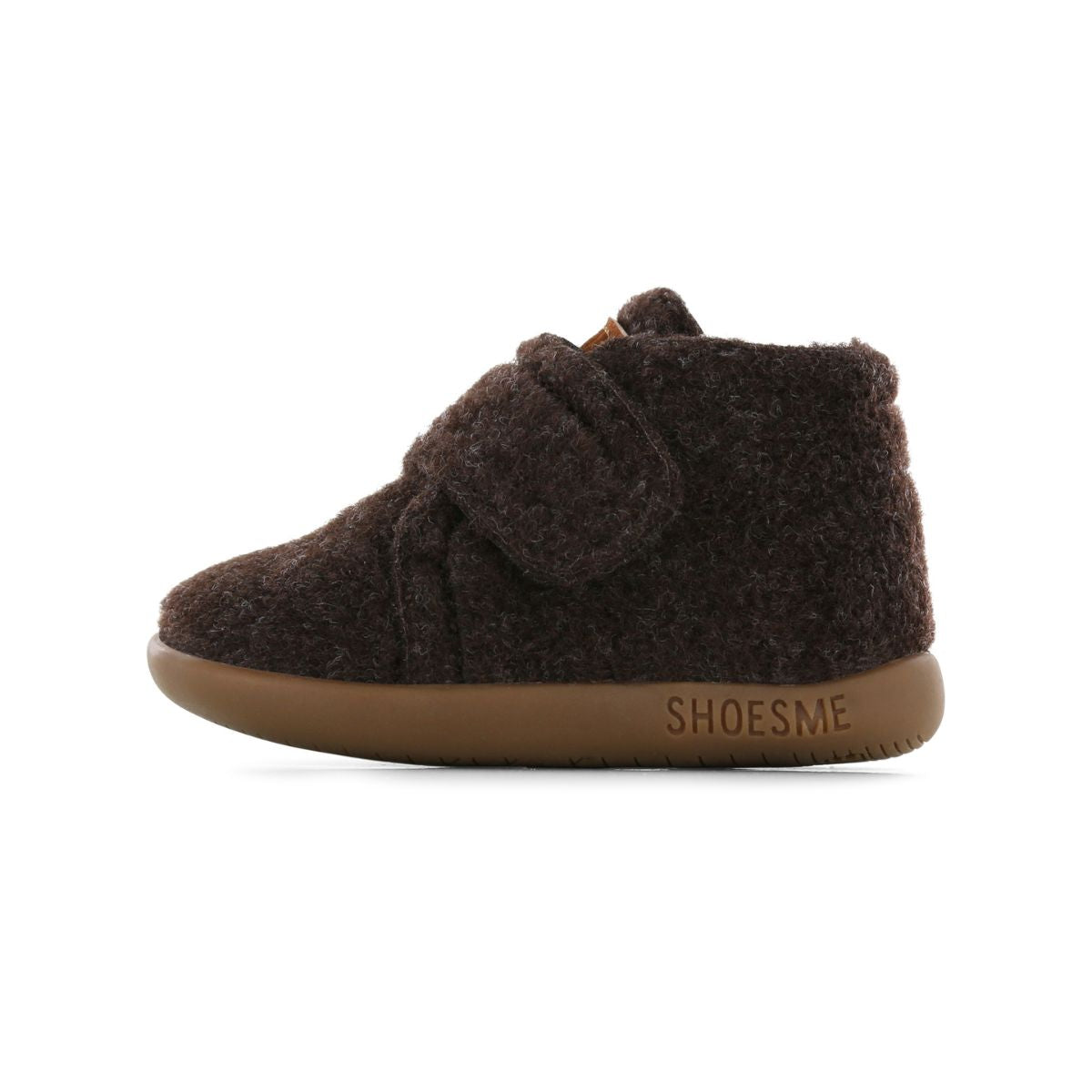 Met de Shoesme house shoe in de kleur dark brown scoor je een heerlijke pantoffel met klittenband voor je kind. De pantoffels hebben een flexibele anti-slip zool en zijn gemaakt van wolvilt. Door de anti-slip zolen en de flexibiliteit zijn de pantoffels ook geschikt voor kinderen die de eerste stapjes zetten. VanZus