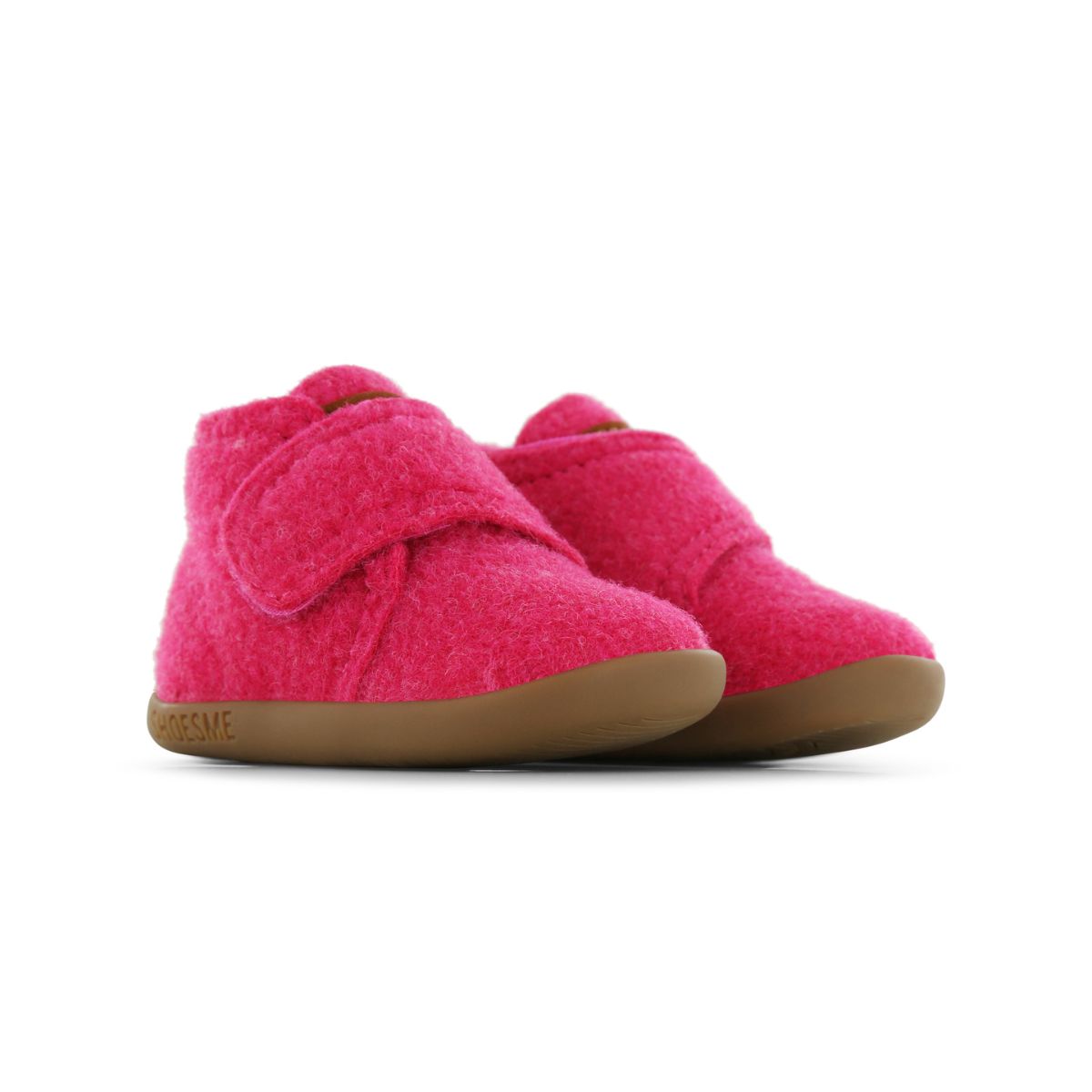 Met de Shoesme house shoe in de kleur fuchsia scoor je een heerlijke pantoffel met klittenband voor je kind. De pantoffels hebben een flexibele anti-slip zool en zijn gemaakt van wolvilt. Door de anti-slip zolen en de flexibiliteit zijn de pantoffels ook geschikt voor kinderen die de eerste stapjes zetten. VanZus