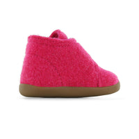 Met de Shoesme house shoe in de kleur fuchsia scoor je een heerlijke pantoffel met klittenband voor je kind. De pantoffels hebben een flexibele anti-slip zool en zijn gemaakt van wolvilt. Door de anti-slip zolen en de flexibiliteit zijn de pantoffels ook geschikt voor kinderen die de eerste stapjes zetten. VanZus