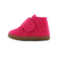 Met de Shoesme house shoe in de kleur fuchsia scoor je een heerlijke pantoffel met klittenband voor je kind. De pantoffels hebben een flexibele anti-slip zool en zijn gemaakt van wolvilt. Door de anti-slip zolen en de flexibiliteit zijn de pantoffels ook geschikt voor kinderen die de eerste stapjes zetten. VanZus