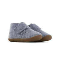 Met de Shoesme house shoe in de kleur grey scoor je een heerlijke pantoffel met klittenband voor je kind. De pantoffels hebben een flexibele anti-slip zool en zijn gemaakt van wolvilt. Door de anti-slip zolen en de flexibiliteit zijn de pantoffels ook geschikt voor kinderen die de eerste stapjes zetten. VanZus