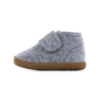 Met de Shoesme house shoe in de kleur grey scoor je een heerlijke pantoffel met klittenband voor je kind. De pantoffels hebben een flexibele anti-slip zool en zijn gemaakt van wolvilt. Door de anti-slip zolen en de flexibiliteit zijn de pantoffels ook geschikt voor kinderen die de eerste stapjes zetten. VanZus