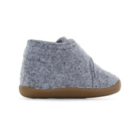 Met de Shoesme house shoe in de kleur grey scoor je een heerlijke pantoffel met klittenband voor je kind. De pantoffels hebben een flexibele anti-slip zool en zijn gemaakt van wolvilt. Door de anti-slip zolen en de flexibiliteit zijn de pantoffels ook geschikt voor kinderen die de eerste stapjes zetten. VanZus