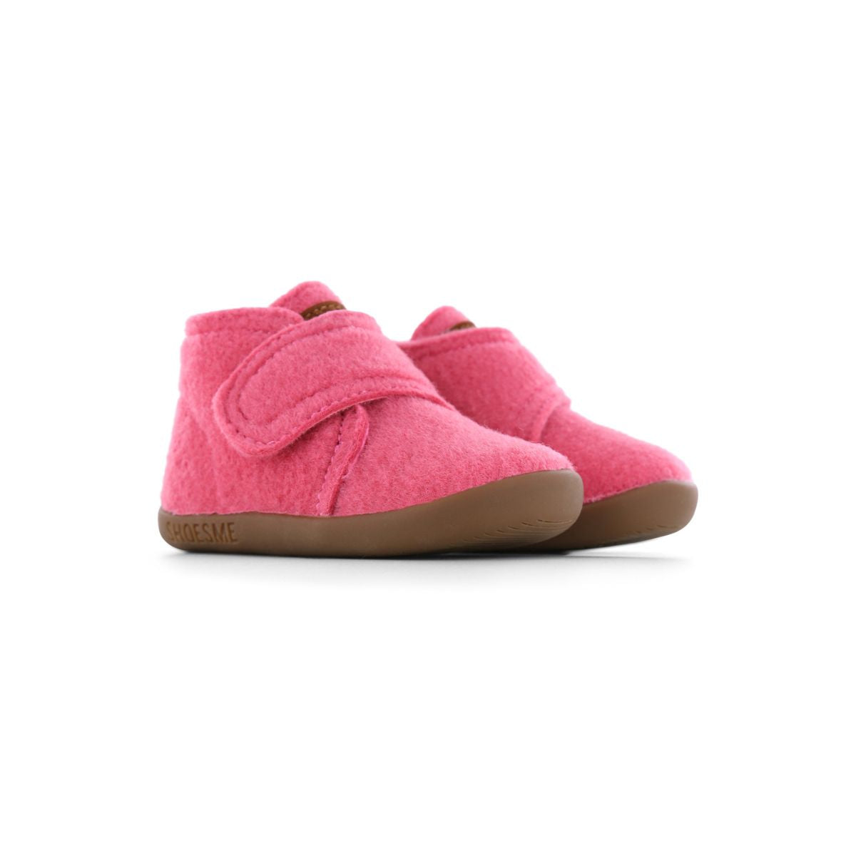 Met de Shoesme house shoe in de kleur pink scoor je een heerlijke pantoffel met klittenband voor je kind. De pantoffels hebben een flexibele anti-slip zool en zijn gemaakt van wolvilt. Door de anti-slip zolen en de flexibiliteit zijn de pantoffels ook geschikt voor kinderen die de eerste stapjes zetten. VanZus