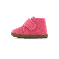 Met de Shoesme house shoe in de kleur pink scoor je een heerlijke pantoffel met klittenband voor je kind. De pantoffels hebben een flexibele anti-slip zool en zijn gemaakt van wolvilt. Door de anti-slip zolen en de flexibiliteit zijn de pantoffels ook geschikt voor kinderen die de eerste stapjes zetten. VanZus