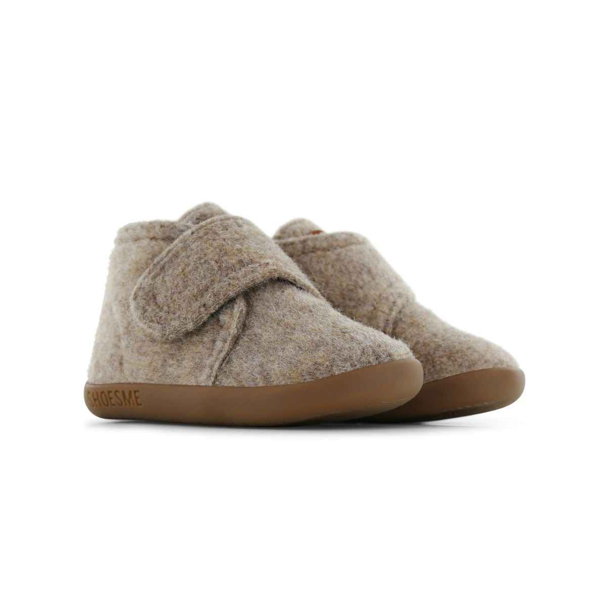 Met de Shoesme house shoe in de kleur taupe scoor je een heerlijke pantoffel met klittenband voor je kind. De pantoffels hebben een flexibele anti-slip zool en zijn gemaakt van wolvilt. Door de anti-slip zolen en de flexibiliteit zijn de pantoffels ook geschikt voor kinderen die de eerste stapjes zetten. VanZus