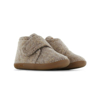 Met de Shoesme house shoe in de kleur taupe scoor je een heerlijke pantoffel met klittenband voor je kind. De pantoffels hebben een flexibele anti-slip zool en zijn gemaakt van wolvilt. Door de anti-slip zolen en de flexibiliteit zijn de pantoffels ook geschikt voor kinderen die de eerste stapjes zetten. VanZus