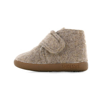 Met de Shoesme house shoe in de kleur taupe scoor je een heerlijke pantoffel met klittenband voor je kind. De pantoffels hebben een flexibele anti-slip zool en zijn gemaakt van wolvilt. Door de anti-slip zolen en de flexibiliteit zijn de pantoffels ook geschikt voor kinderen die de eerste stapjes zetten. VanZus