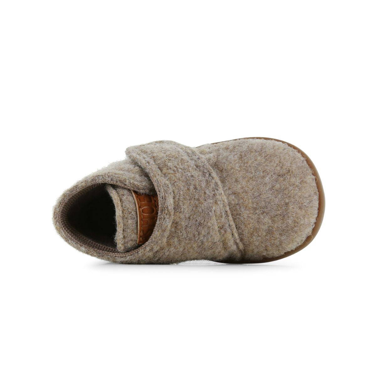 Met de Shoesme house shoe in de kleur taupe scoor je een heerlijke pantoffel met klittenband voor je kind. De pantoffels hebben een flexibele anti-slip zool en zijn gemaakt van wolvilt. Door de anti-slip zolen en de flexibiliteit zijn de pantoffels ook geschikt voor kinderen die de eerste stapjes zetten. VanZus