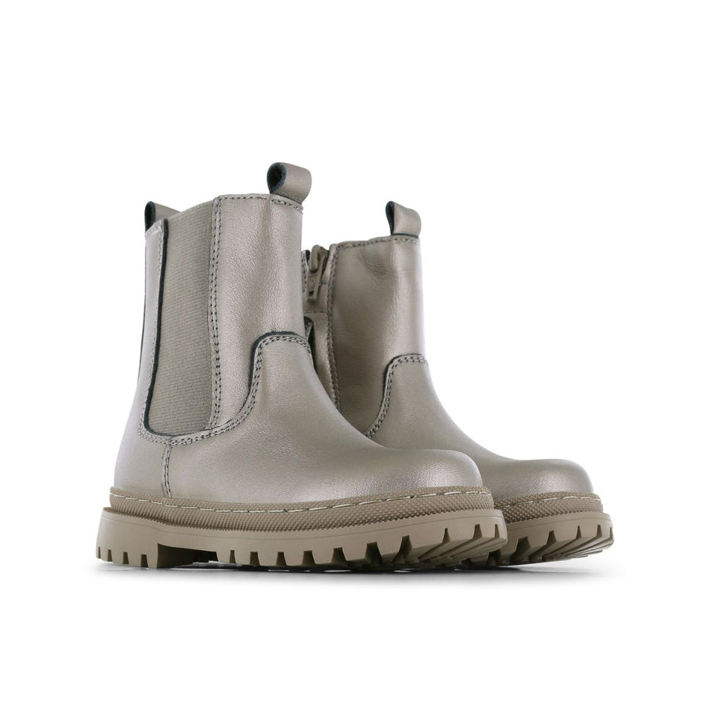 Kijk ze shinen! De new tank chelsea boots in de kleur champagne gold van Shoesme. Stoere laarzen die comfortabel zitten en makkelijk aan te trekken zijn. In diverse maten. VanZus