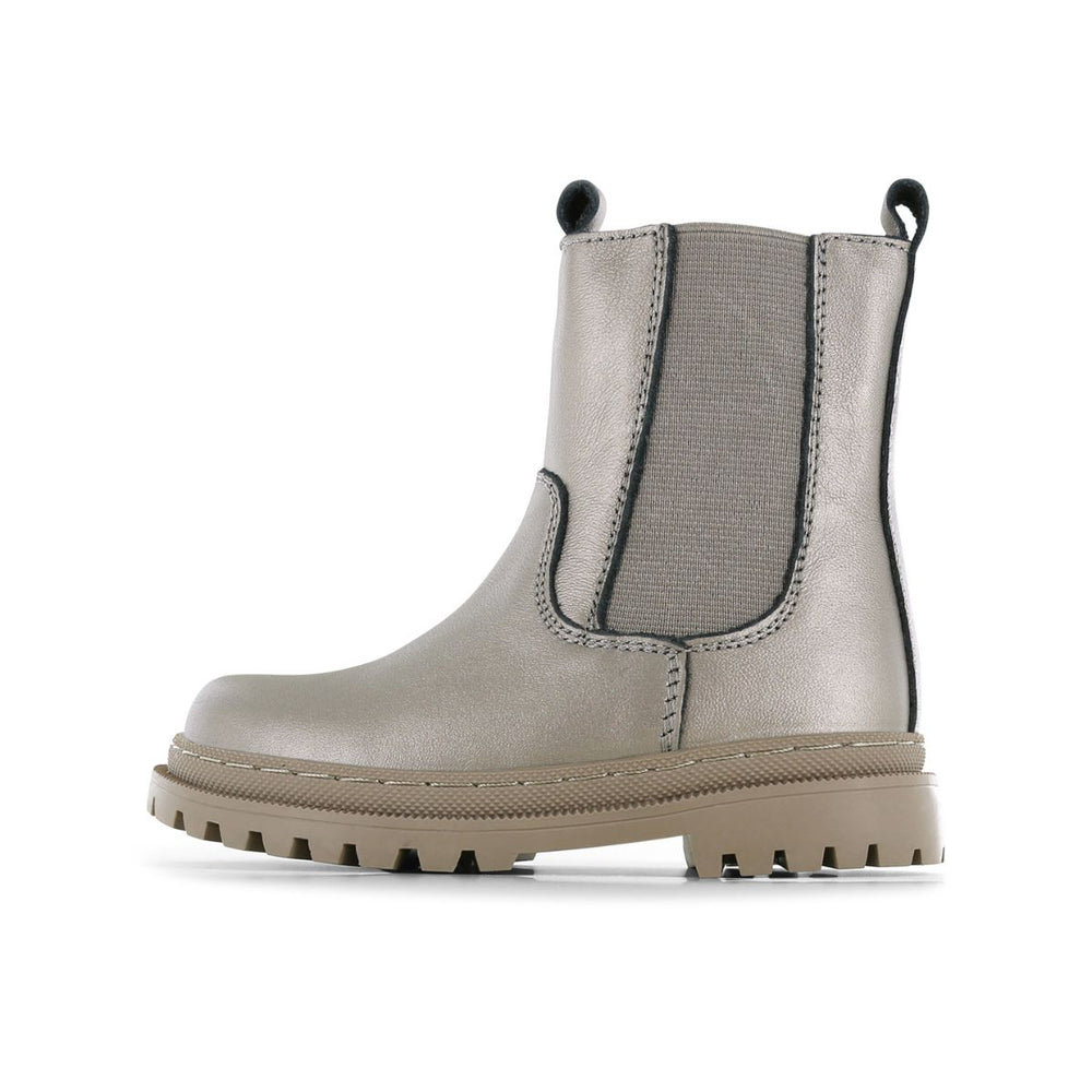 Kijk ze shinen! De new tank chelsea boots in de kleur champagne gold van Shoesme. Stoere laarzen die comfortabel zitten en makkelijk aan te trekken zijn. In diverse maten. VanZus