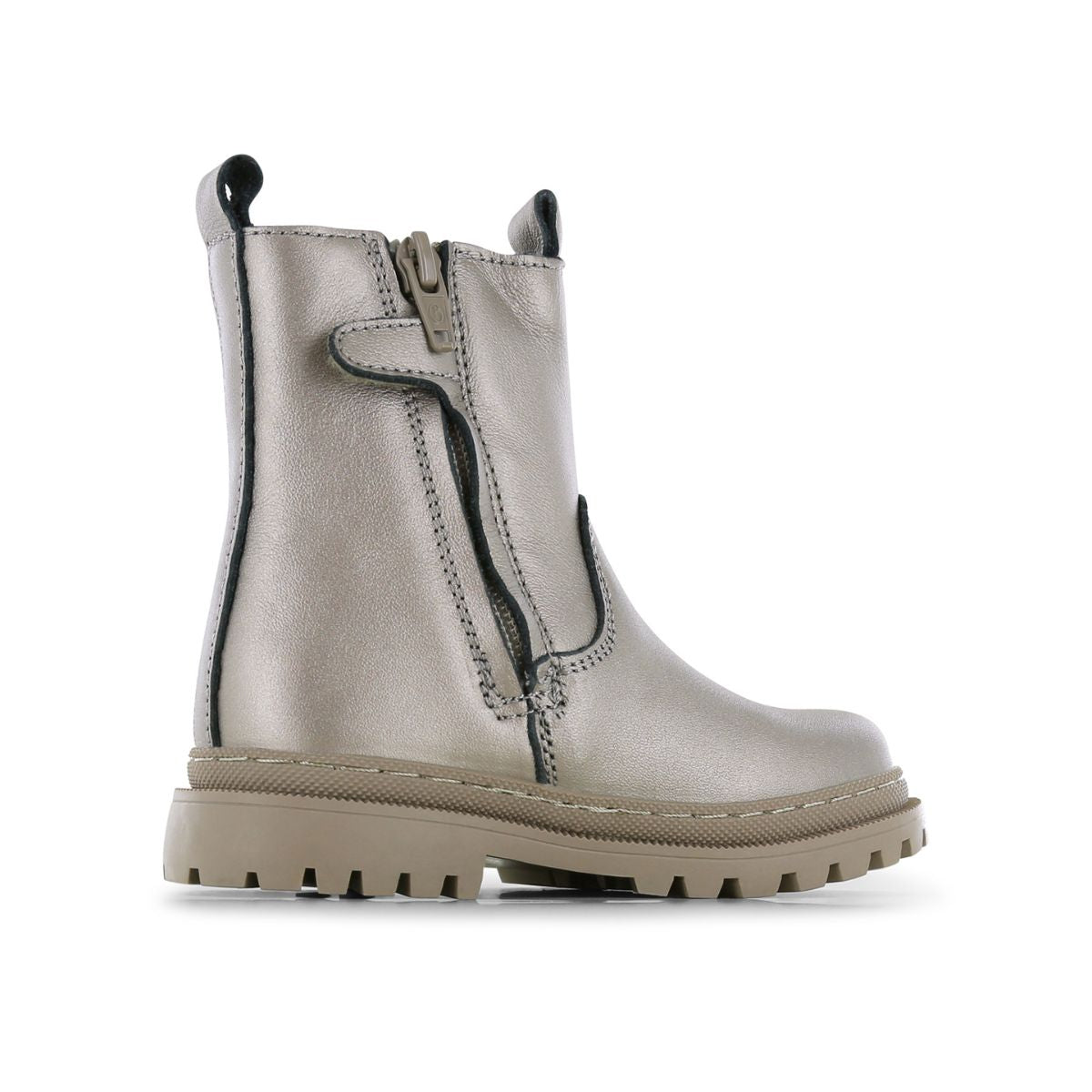 Kijk ze shinen! De new tank chelsea boots in de kleur champagne gold van Shoesme. Stoere laarzen die comfortabel zitten en makkelijk aan te trekken zijn. In diverse maten. VanZus