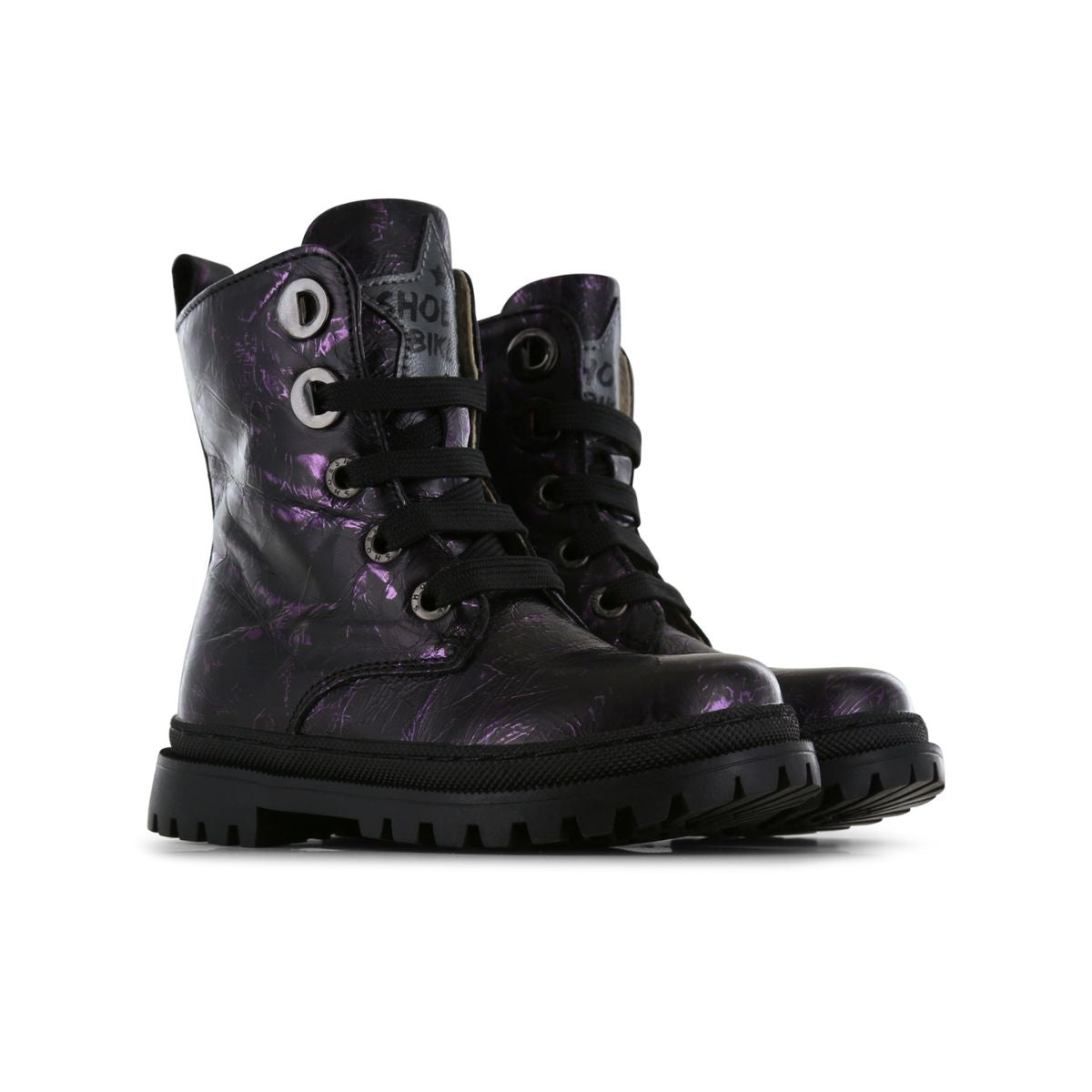 Shoesme's new tank veterboots in de kleur purple black zijn hip, comfortabel en duurzaam. Slijtvast, perfect voor intensief gebruik, luxe uitstraling, met ritssluiting voor makkelijk aan- en uittrekken. VanZus