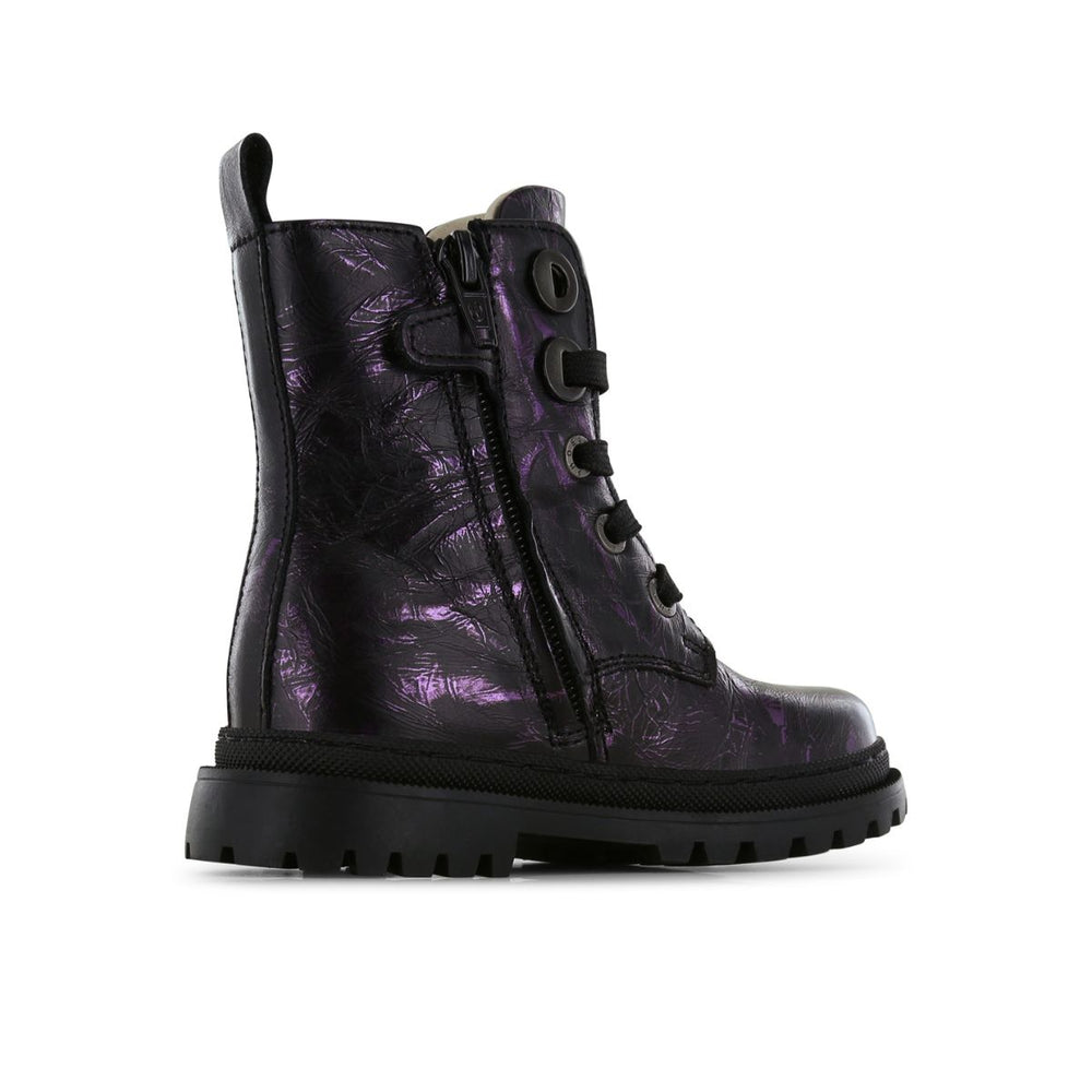 Shoesme's new tank veterboots in de kleur purple black zijn hip, comfortabel en duurzaam. Slijtvast, perfect voor intensief gebruik, luxe uitstraling, met ritssluiting voor makkelijk aan- en uittrekken. VanZus