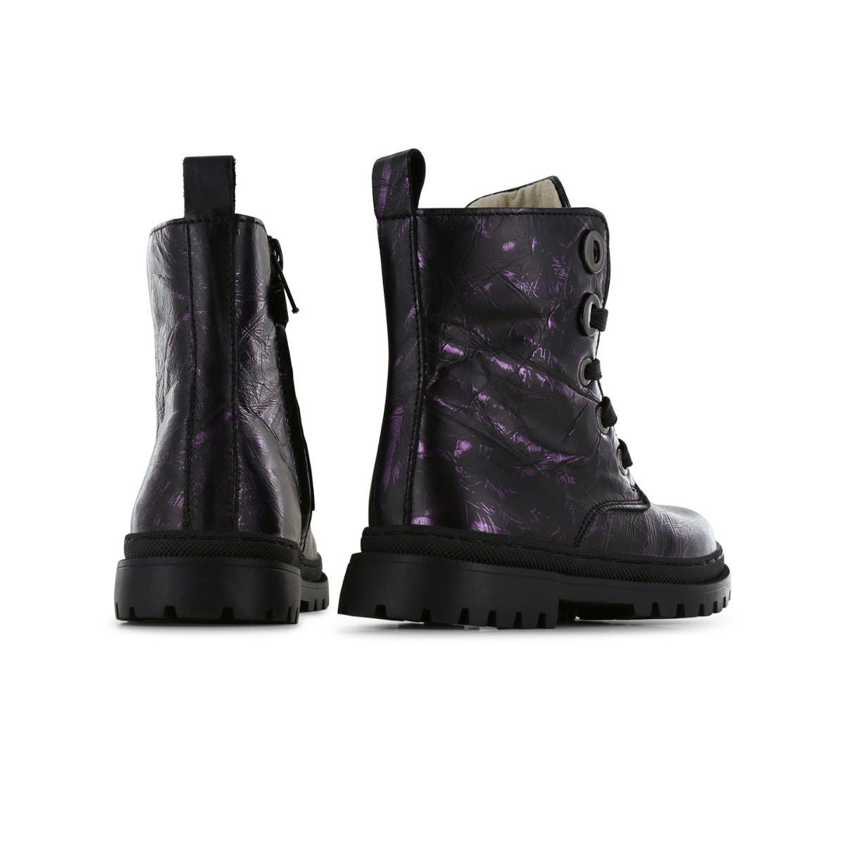 Shoesme's new tank veterboots in de kleur purple black zijn hip, comfortabel en duurzaam. Slijtvast, perfect voor intensief gebruik, luxe uitstraling, met ritssluiting voor makkelijk aan- en uittrekken. VanZus